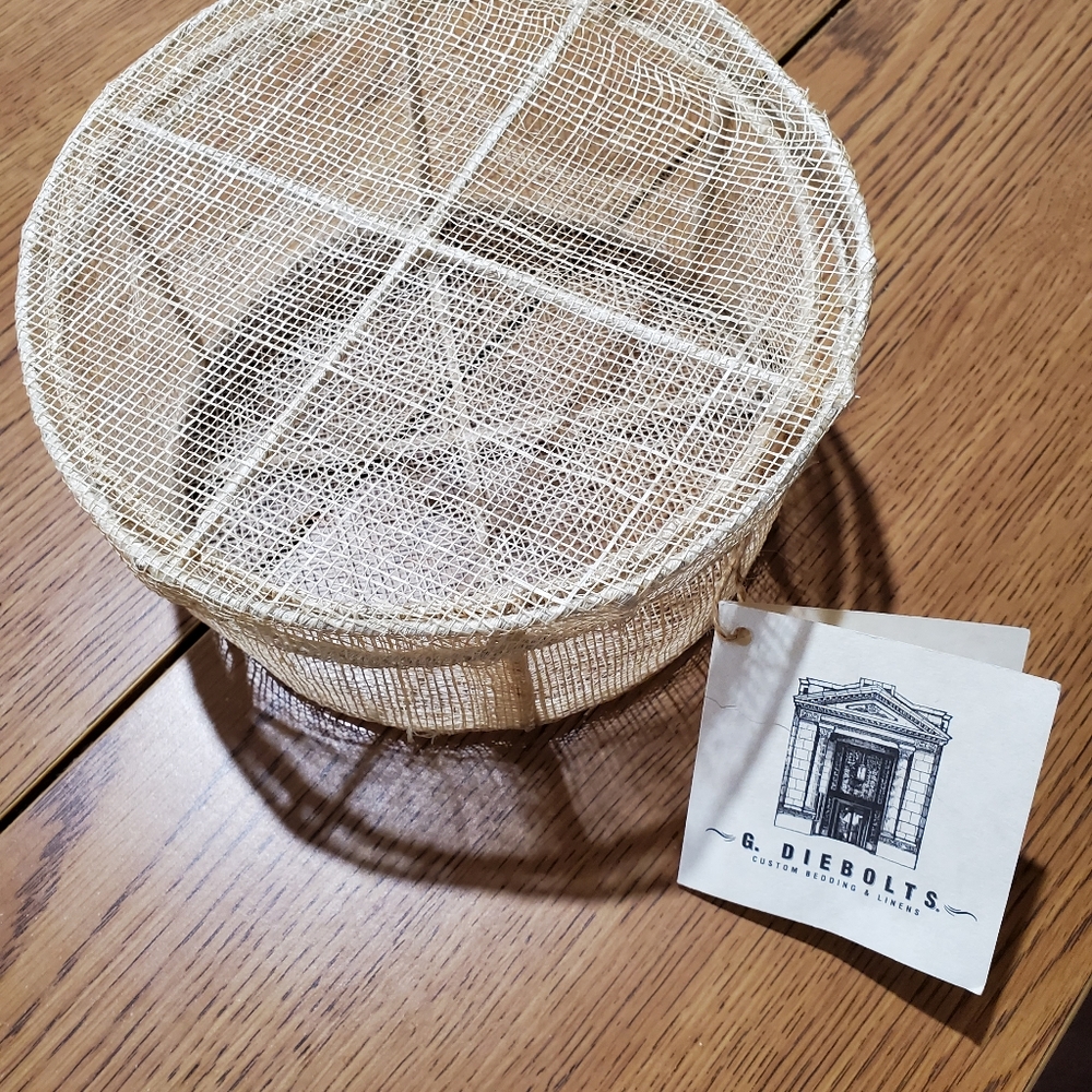 Small net container.